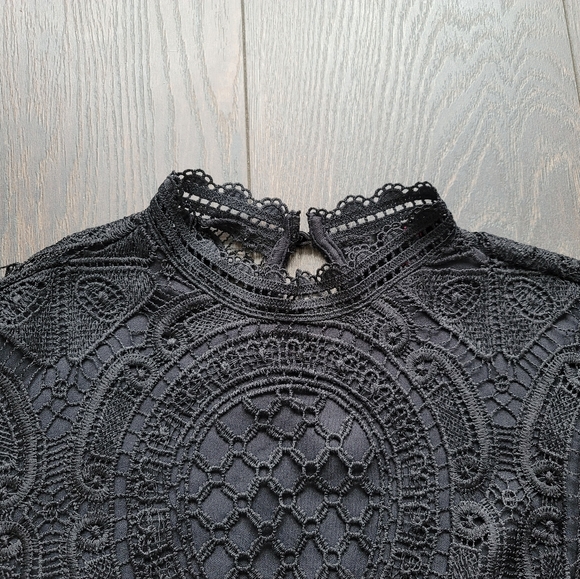 ❌️SOLD❌️Crochet Lace Crop Top - Picture 4 of 9